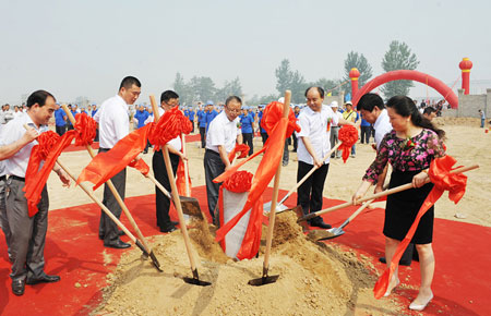 梁金辉、杨小凡、周庆伍等培土奠基